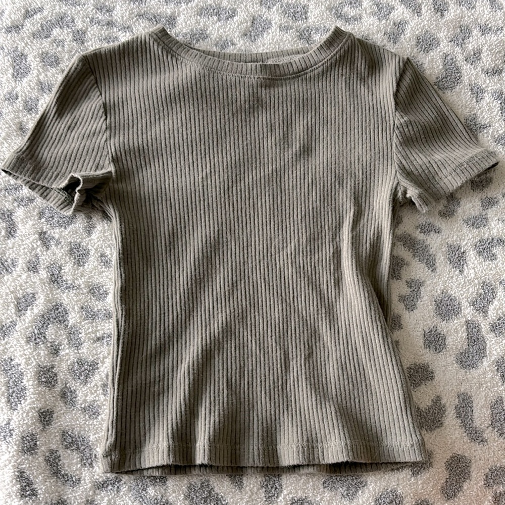 olive green ribbed cropped shirt
